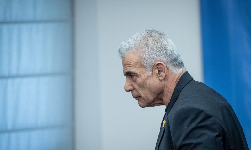 לפיד: נפעל בכל דרך למנוע את פיטורי היועמ"שית