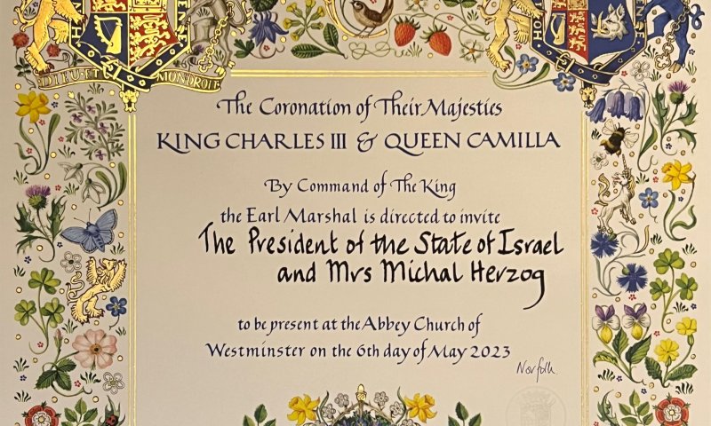 גלאם בריטי: זאת ההזמנה לטקס הכתרת צ'ארלס