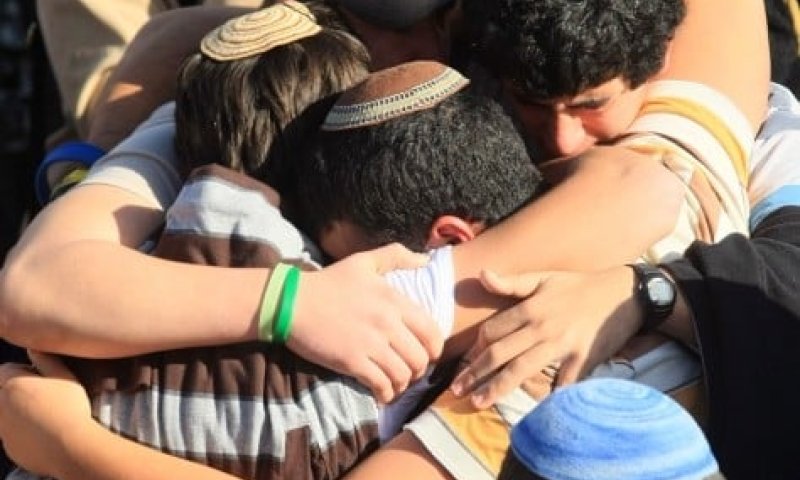 אוספים את השברים. בני נוער: "איננו תלויים ברבנים"