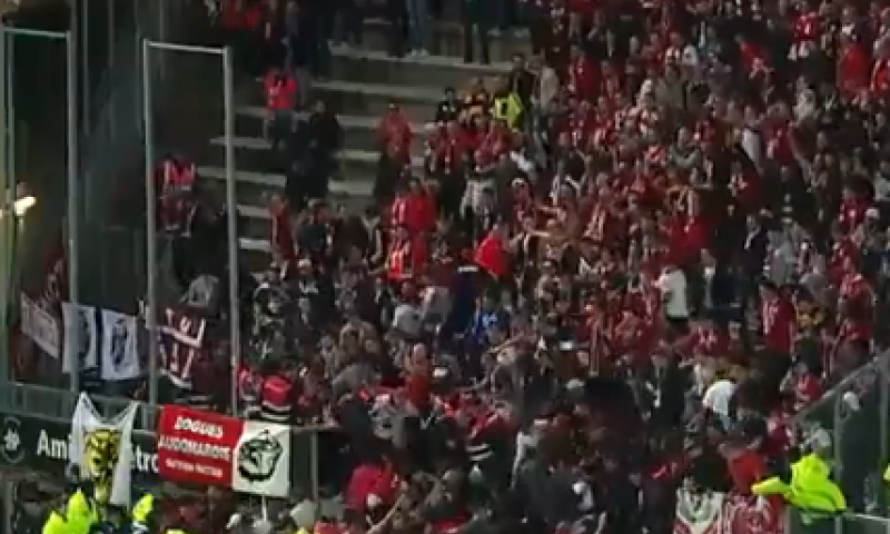 צפו: יציע אוהדים קרס באמצע משחק כדורגל