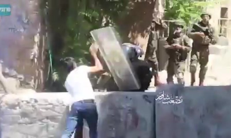 מחבל מיידה אבנים לעבר לוחמים מטווח אפס. תיעוד