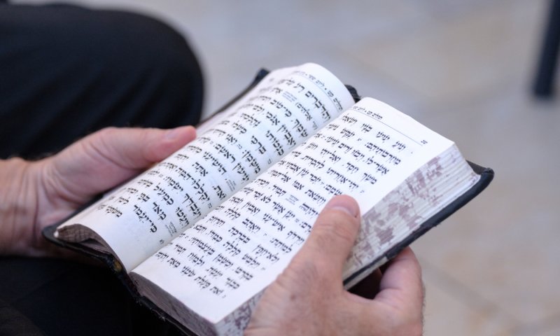 ארה"ב: שוטר תועד משחית סידורים- והושעה מתפקידו