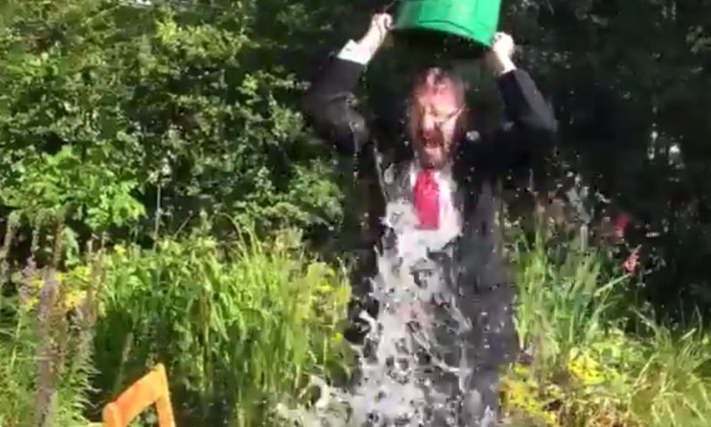 צפו: ח"כ דב ליפמן שופך על עצמו דלי קרח