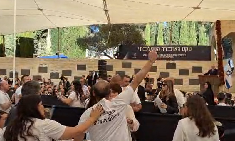 מהומה וצעקות בנאום נתניהו: "אבא נרצח" | צפו