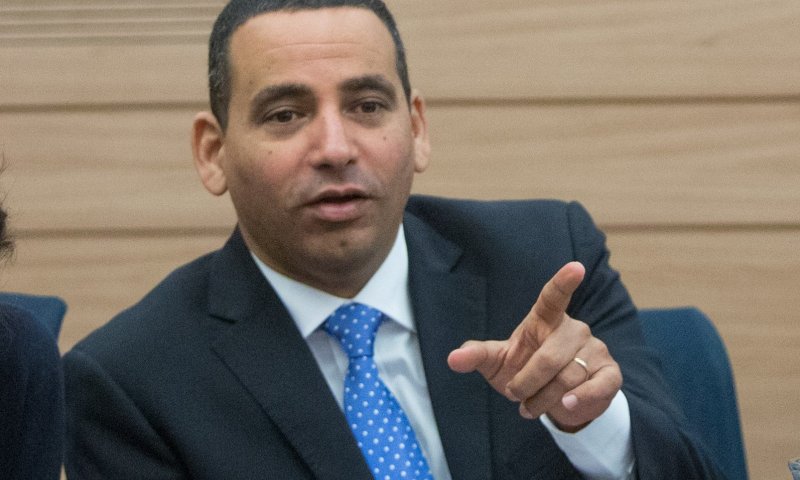 'דחוף שיפור האנגלית': חסון תקף באנגלית ונתקל בגליק