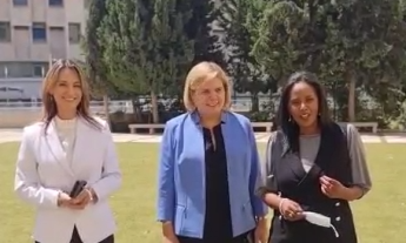 צפו: השרות מציעות בייביסיטר למרב מיכאלי