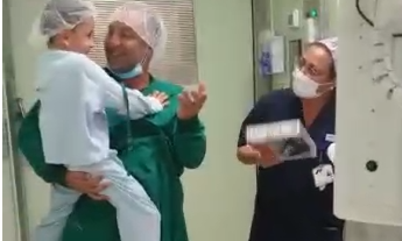 מרגש: ילד בן 7 נכנס לניתוח והצוות המנתח הפתיע | צפו