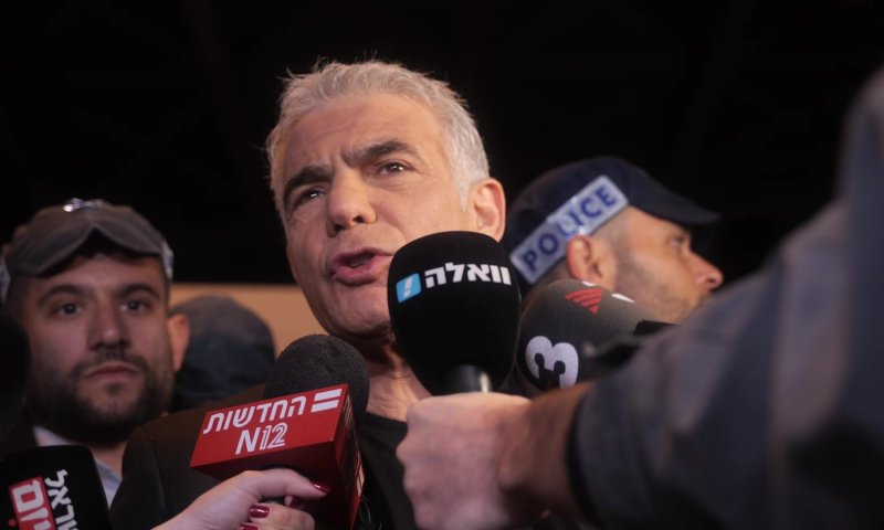 לראשונה לפיד התייצב להפגנה: "לא נוותר"