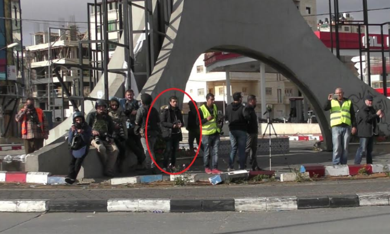 תיעוד: כך ניצל המחבל את נוכחות העיתונאים