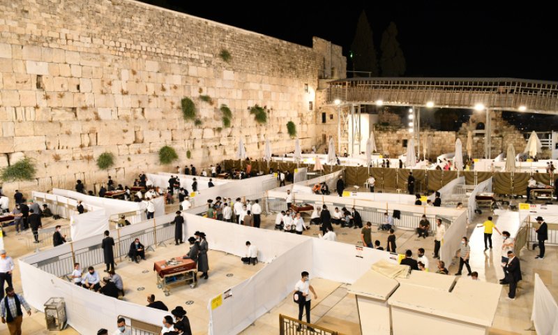 חולה קורונה שהה בכותל בתשעה באב:מי צריך בידוד?