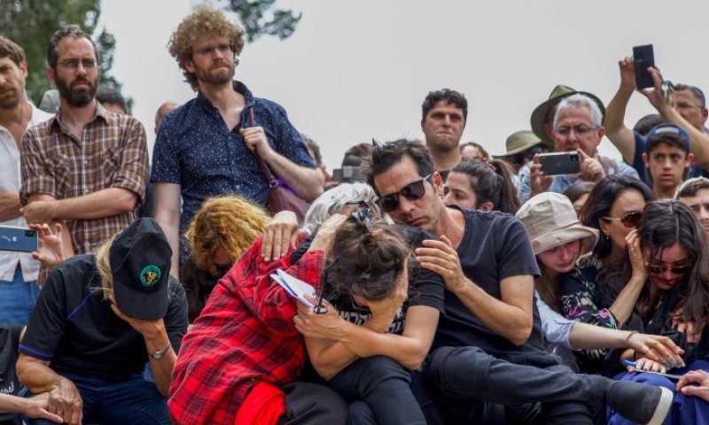 אביב גפן נפרד: "הרבה שדים עמדו בינינו; אתגעגע אליך"