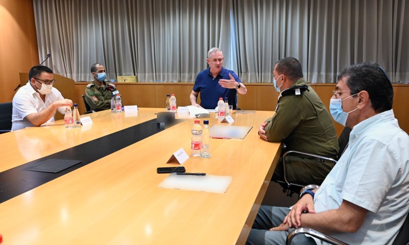 גנץ: בכפר חב"ד התגלו יותר מ- 60 מאומתים, נקצה סיוע