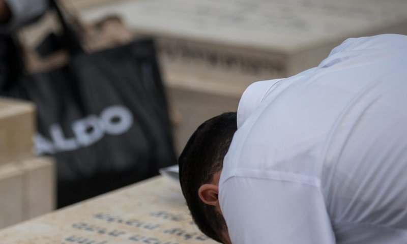 קבלן מצבות נתן שוחד כדי לקבל שמות נפטרים