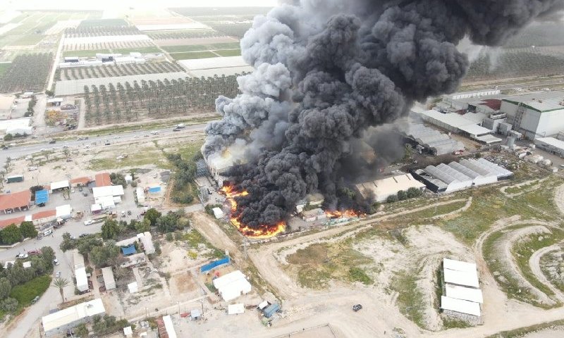 צפו: שריפת ענק בבית אריזה בבקעת הירדן