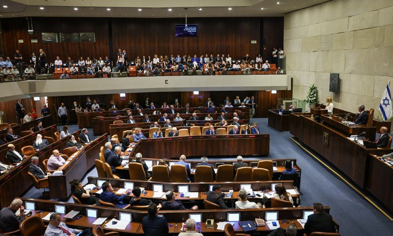 דרישה למנוע מעיתונאי אנטי-ישראלי גישה לכנסת