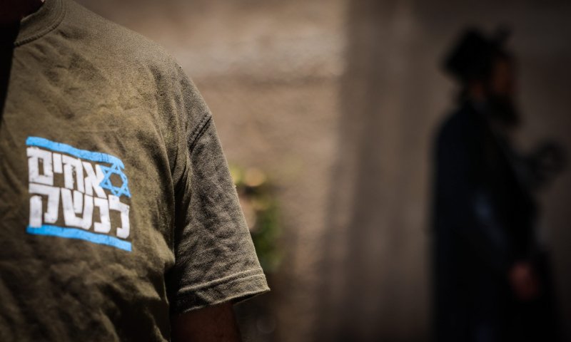 האב השכול נגד אחים לנשק: "הם ידעו מיד"