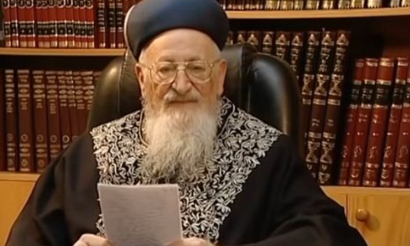 תיעוד מיוחד: הרב מרדכי אליהו סופד לבבא סאלי. צפו