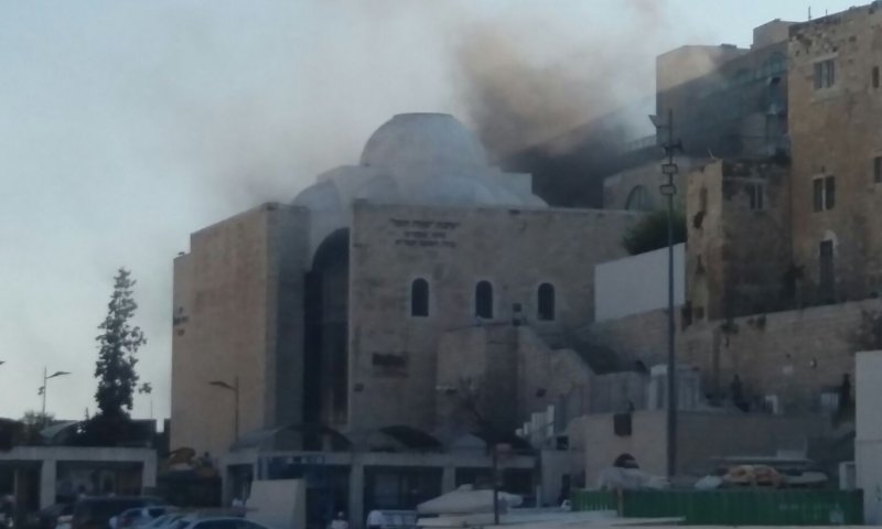 ארבעה צוותי כיבוי פועלים בשריפה בישיבת פורת יוסף