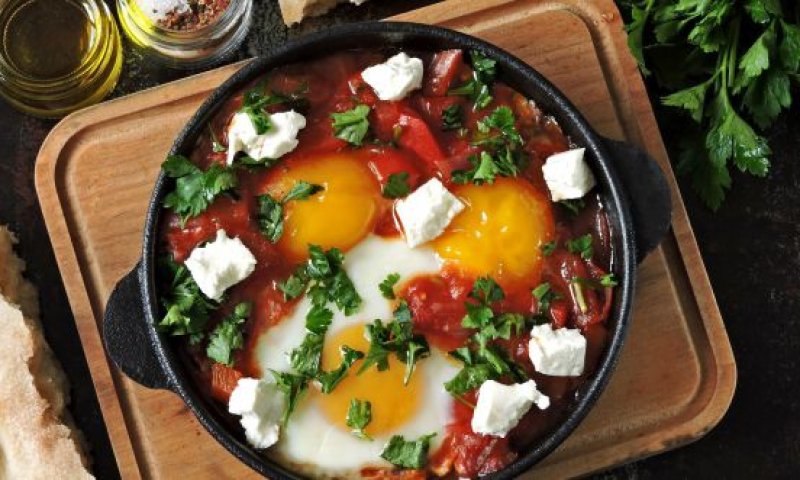 תשעת הימים: מתכון לשקשוקה פיקנטית עם חצילים וגבינת פטה