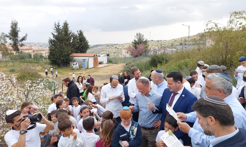 עם הרב ליאו די: סמוטריץ' בברכת האילנות באפרת