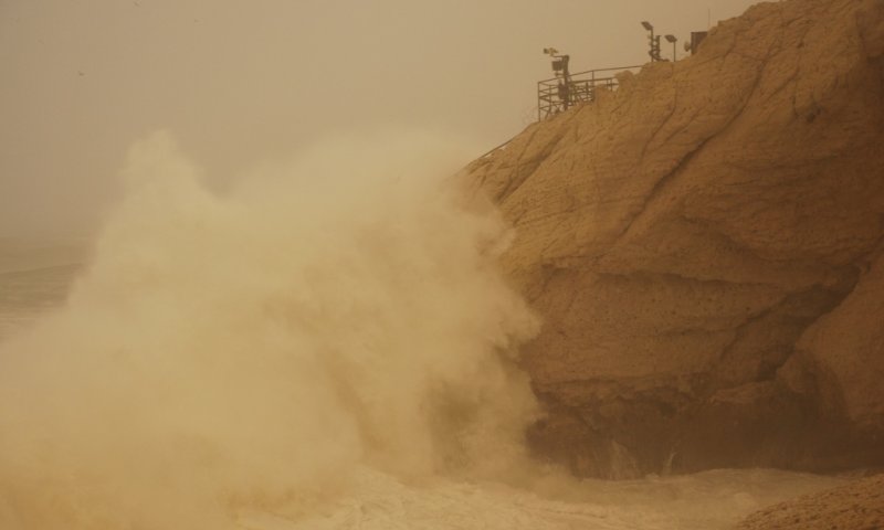 כך נראית הסערה: גלי ענק בראש הנקרה