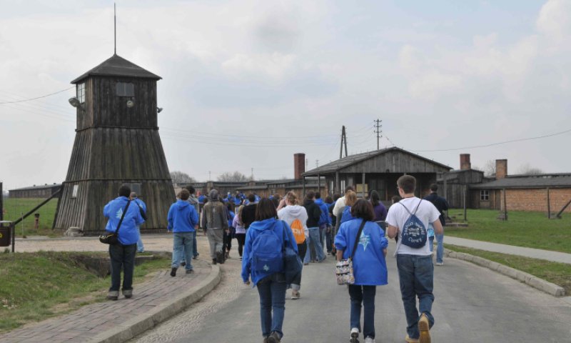 בזיון: תלמיד מישראל חשף את ישבנו במחנה השמדה