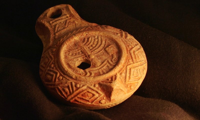 נר שמן נדיר בן כ-1,700 שנה נחשף בחפירות בירושלים