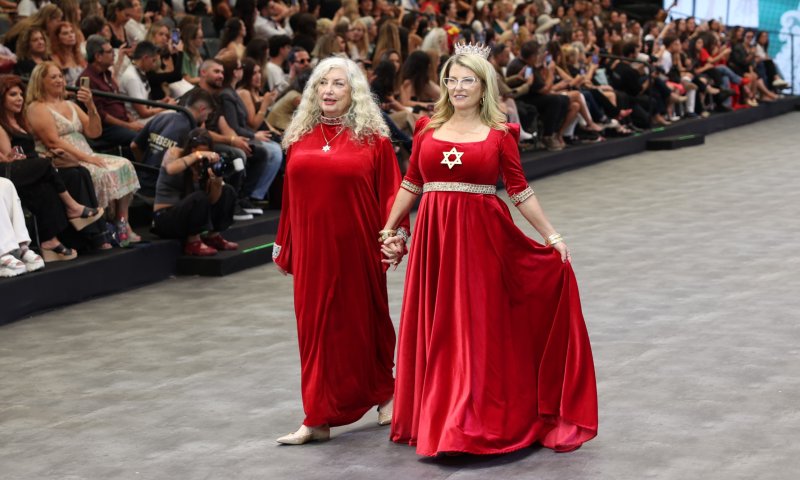 בלוק צנוע: אמו וסבתו של עומר אדם בשבוע האופנה | צפו