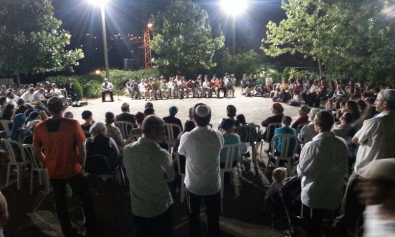 בטלמון מתפללים להחזרת שלושת הנערים החטופים