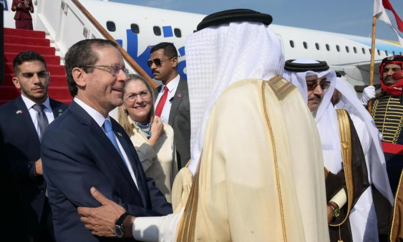 'מביא מסר של שלום': הרצוג נחת לראשונה בבחריין