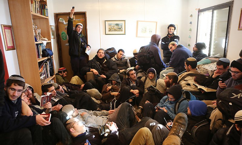 צפו:שירים, תפילות ודמעות: השעות האחרונות בעמונה