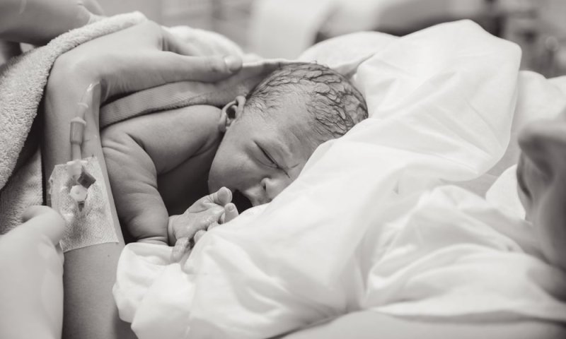 יולדת סרבה לעבור בדיקה &ndash; והורחקה מהתינוקת שלה