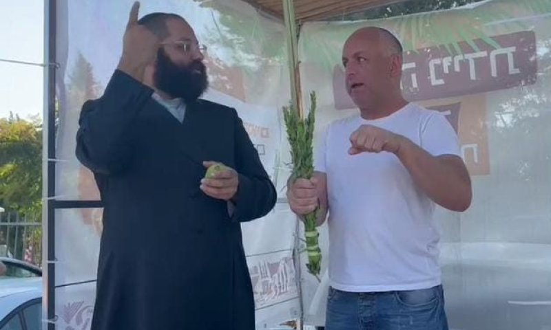 כזה עוד לא ראיתם: נטילת לולב בשפת הסימנים | צפו