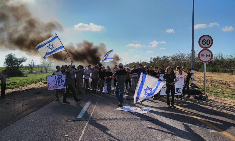 צפו: תלמידי הישיבה חוסמים את מעבר כרם שלום