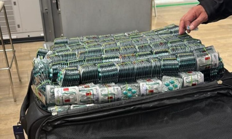 נתב"ג: ניסה להבריח כדורי ויאגרה בשווי 450,000 שקל