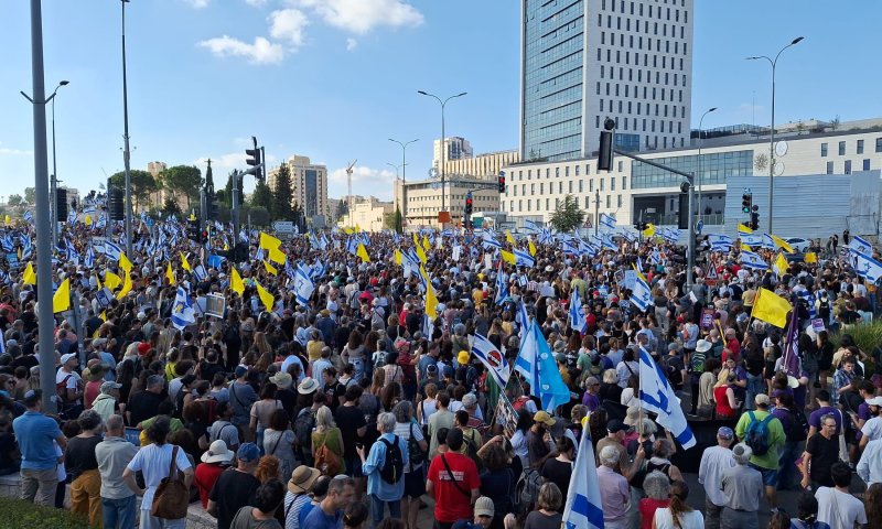 מאות מפגינים מחוץ לישיבת הקבינט. צפו