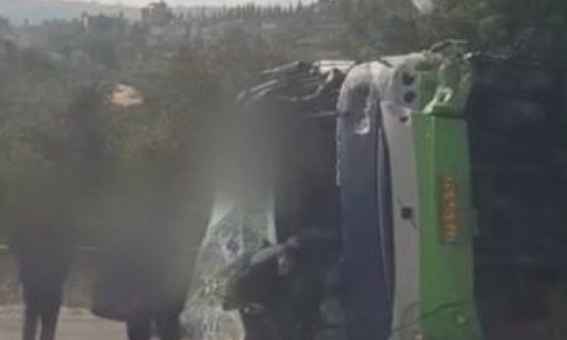 צפו: רגע אחרי התאונה- הפצועים נמלטים מהחלון