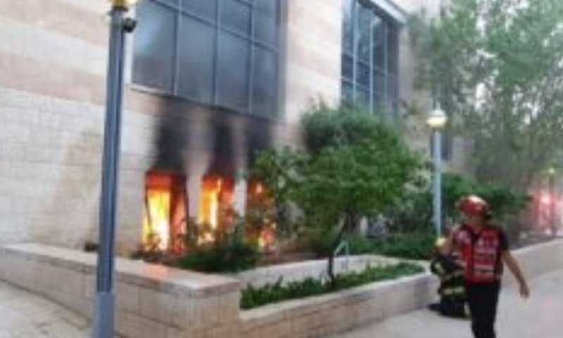בניין עיריית י-ם עולה באש; נעצר חשוד בהצתה