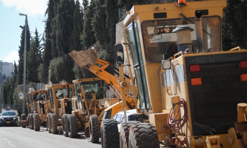 נערכים לשלג: כלים הנדסיים פרוסים בעשרות נקודות