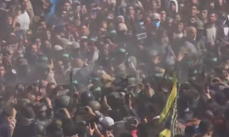 כאוס בחאן יונס: המון עזתי סביב רכבי החטופים