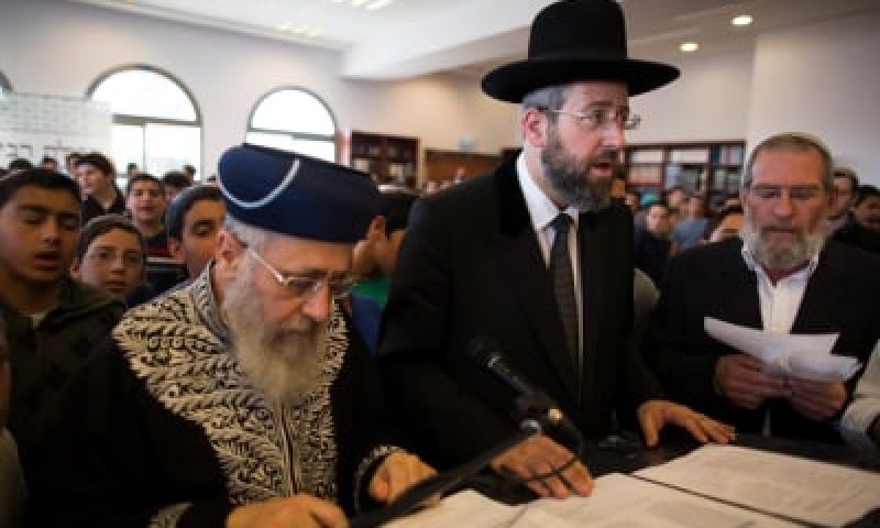 הרבנים הראשיים: להתפלל למען פולארד