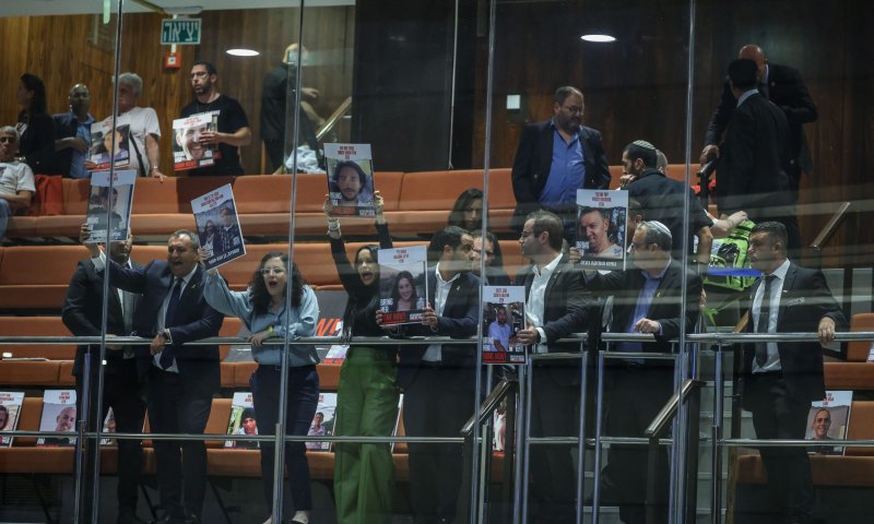 מחאה בזמן נאום נתניהו: משפחות החטופים הוצאו מהמליאה