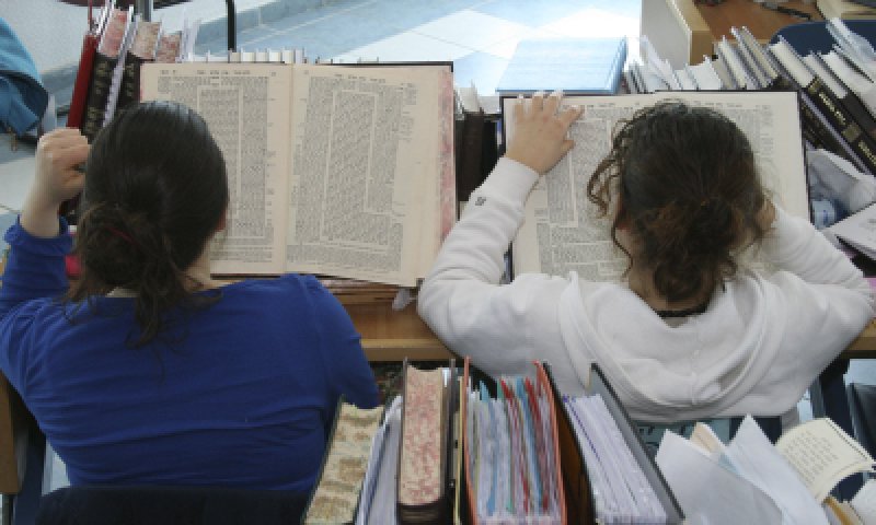 שו"ת סמס: אסור ללמד גמרא לבנות