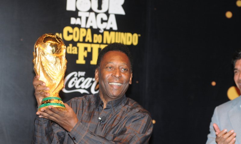 פלה מברך את מסי: "אין ספק שדייגו מחייך עכשיו"