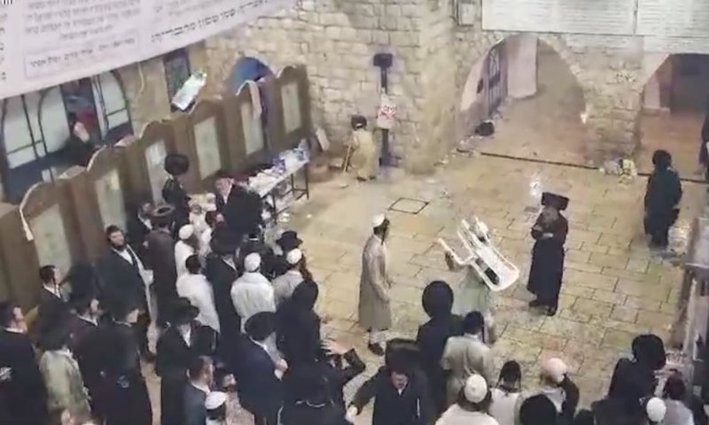 מאות התפרעו מול השוטרים בקבר רשב"י