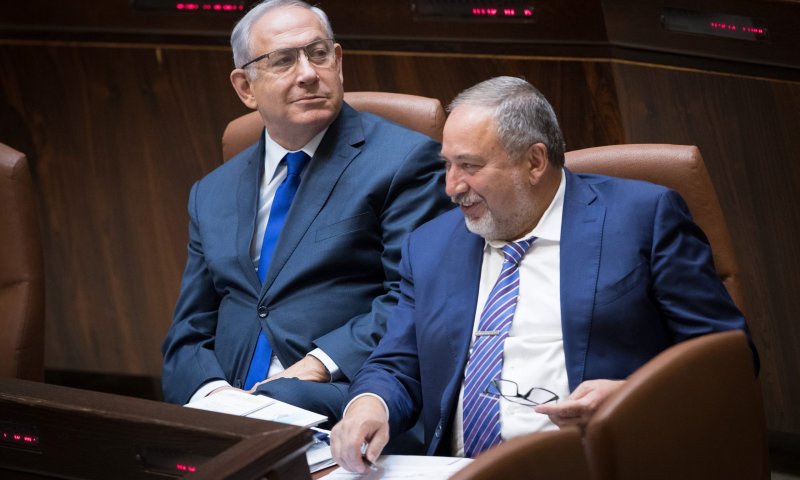 סקר מנדטים: נתניהו נחלש, ליברמן מזנק למקום השלישי