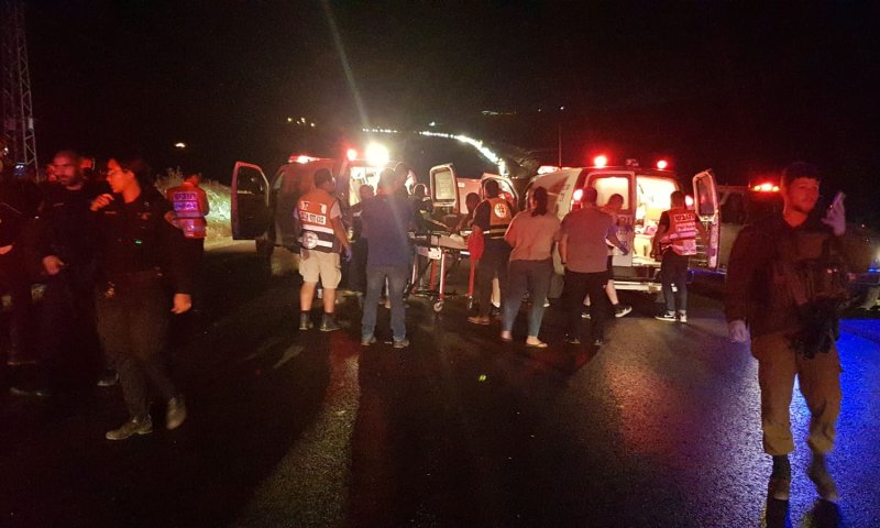 פיגוע דריסה: 5 חיילים נפצעו, מרדף אחר המחבל