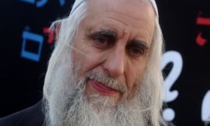 צפו באהוד בנאי שר בערב תפילה לרפואת הרב פרומן