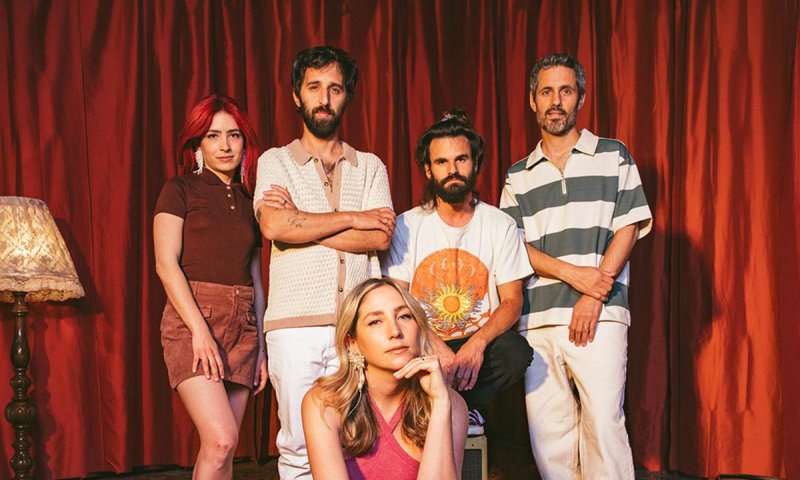 הלהקה שהוקמה במקרה והיום חוגגת עשור | ראיון עם ג'יין בורדו