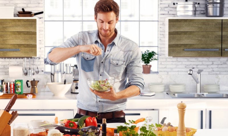 חובה להכיר: 6 טריקים שיחסכו לכם זמן במטבח